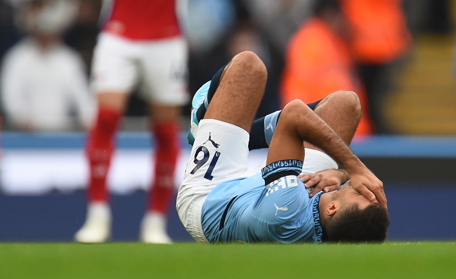 Rodri, en el suelo durante el partido de la Premier League contra el Arsenal.