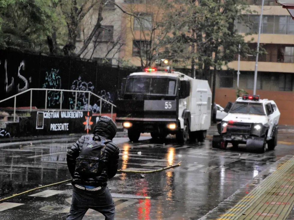 Miembros de la policía vigilan las calles ante el tercer aniversario del estallido social, hoy en Santiago (Chile). EFE/Javier Martín