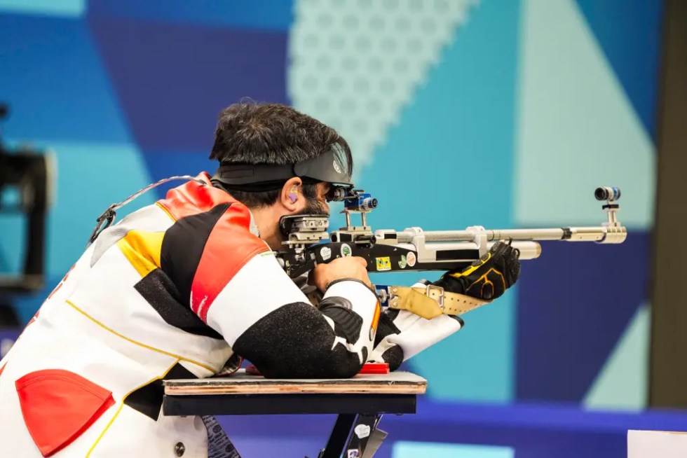 El gallego Juan Antonio Saavedra, bronce en la prueba de rifle 10 metros tendido, en la competición disputada en el Centro de Tiro de Châteauroux correspondiente a los Juegos Paralímpicos de París. EFE/CPE/Mikael Helsing