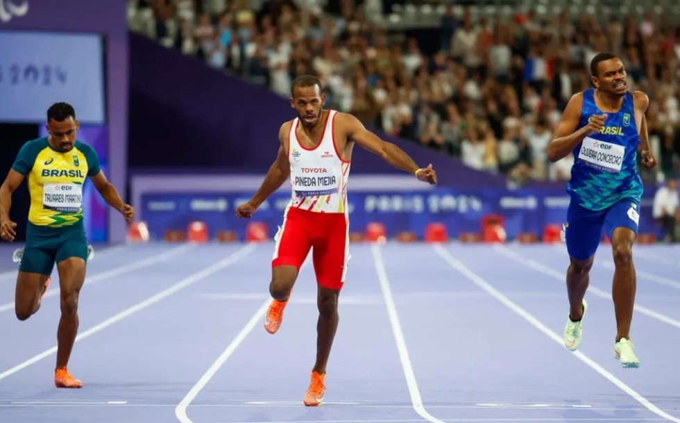 El atleta español David Pineda (c) disputa la final de 400m T20 masculino de los Juegos Paralímpicos de París 2024.