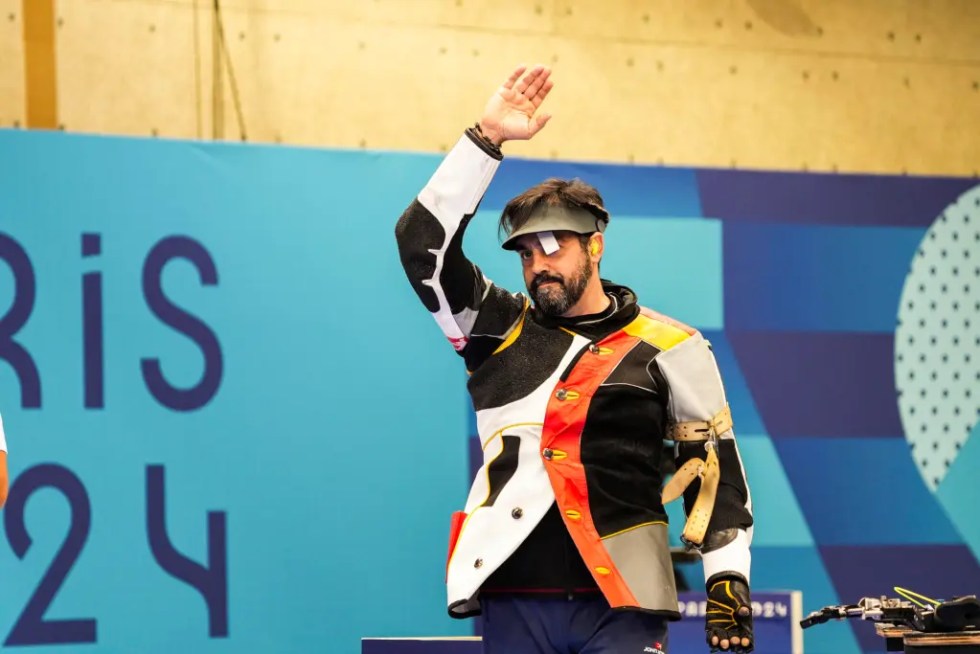 El gallego Juan Antonio Saavedra en la prueba de rifle 10 metros tendido, en la competición disputada en el Centro de Tiro de Châteauroux correspondiente a los Juegos Paralímpicos de París. EFE/CPE/Mikael Helsing