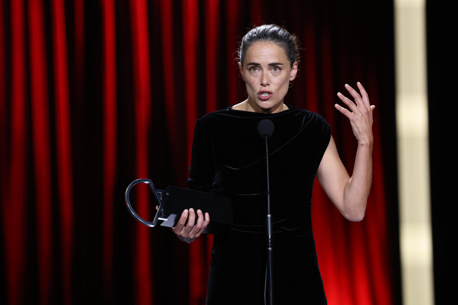 La actriz Patricia López Arnaiz recibe la Concha de Plata a la mejor interpretación este sábado en el 72 Festival de Cine de San Sebastián. EFE/ Juan Herrero