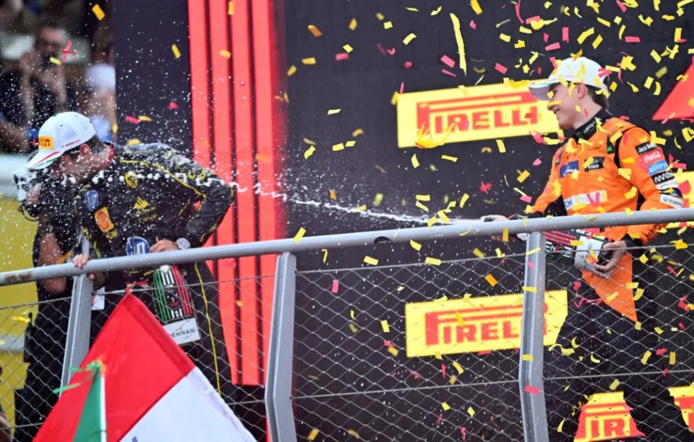 El primer clasificado de la Scuderia Ferrari, Charles Leclerc (I), de Mónaco, y el segundo clasificado, el piloto de McLaren, Oscar Piastri de Australia (D), celebran en el podio después del Gran Premio de Italia de Fórmula Uno, en Monza, Italia.