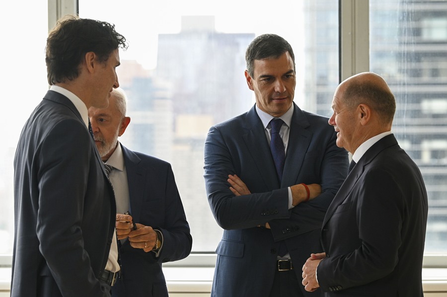 El canciller de la República Federal de Alemania, Olaf Scholz (d), y presidente Pedro Sánchez (2d) en Nueva York.