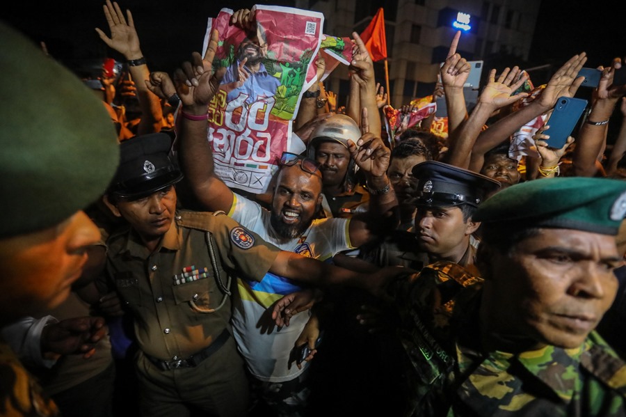 os partidarios del recién elegido presidente Anura Kumara Dissanayake vitorean cerca de la comisión electoral tras el anuncio de su victoria en las elecciones presidenciales, en Colombo