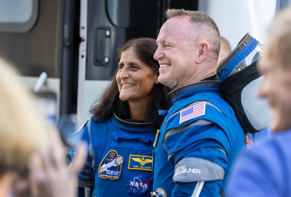 Butch Wilmore (d) y Suni Williams (i), miembros de la tripulación de la misión espacial Starliner de Boeing, antes del despegue de la nave este 5 de junio de 2024, desde la Estación de la Fuerza Espacial de Cabo Cañaveral, en Florida (EE.UU.). EFE/Cristóbal Herrera