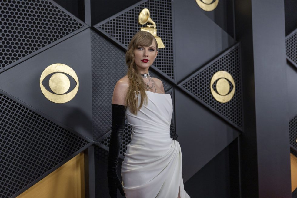 Taylor Swift asiste a la 66ª edición de los Premios Grammy hoy, en Crypto.com Arena en Los Ángeles, California (EE. UU). EFE/ Armando Arorizo