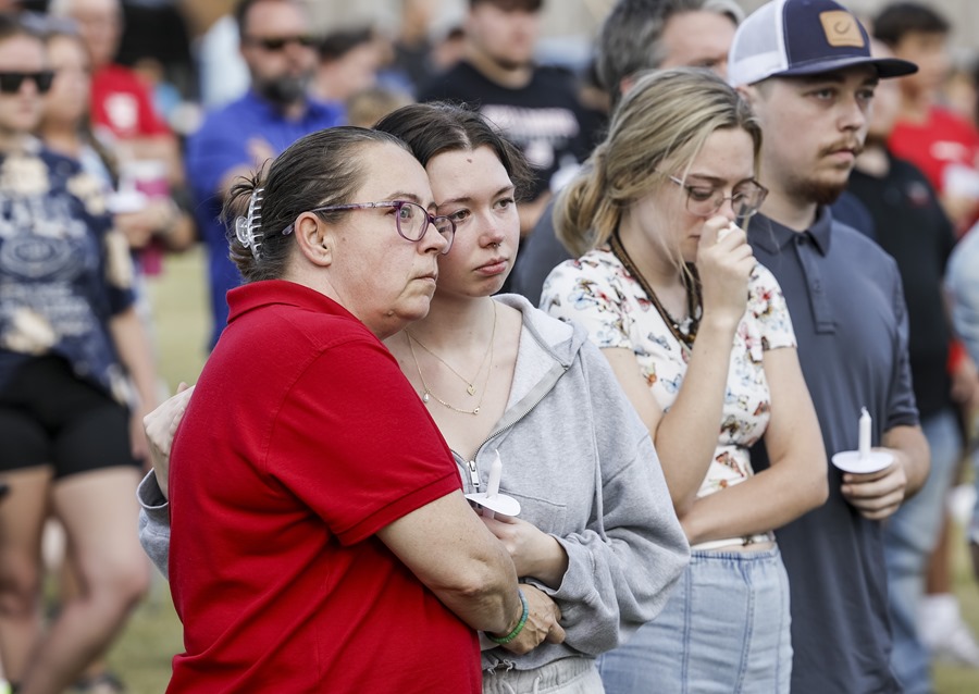 La gente se reúne durante una vigilia por las víctimas de un tiroteo en una escuela que tuvo lugar hoy en la escuela secundaria Apalachee en Winder, Georgia