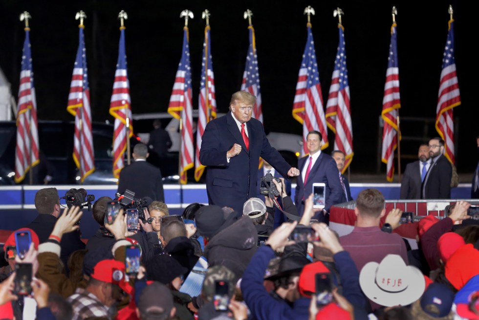 El expresidente de EE.UU. Donald Trump baila durante un acto de campaña, en una fotografía de archivo. EFE/Michael Wyke