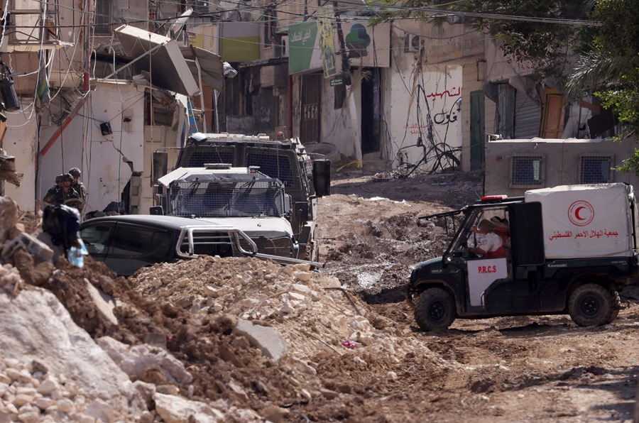 Soldados israelíes cortan el paso de una ambulancia de la MEdia Luna Roja Palestina (MLRP) que intenba asisitir a heridos en una  operación militar israelí en el campo de refugiados de Tulkarem, en Cisjordania