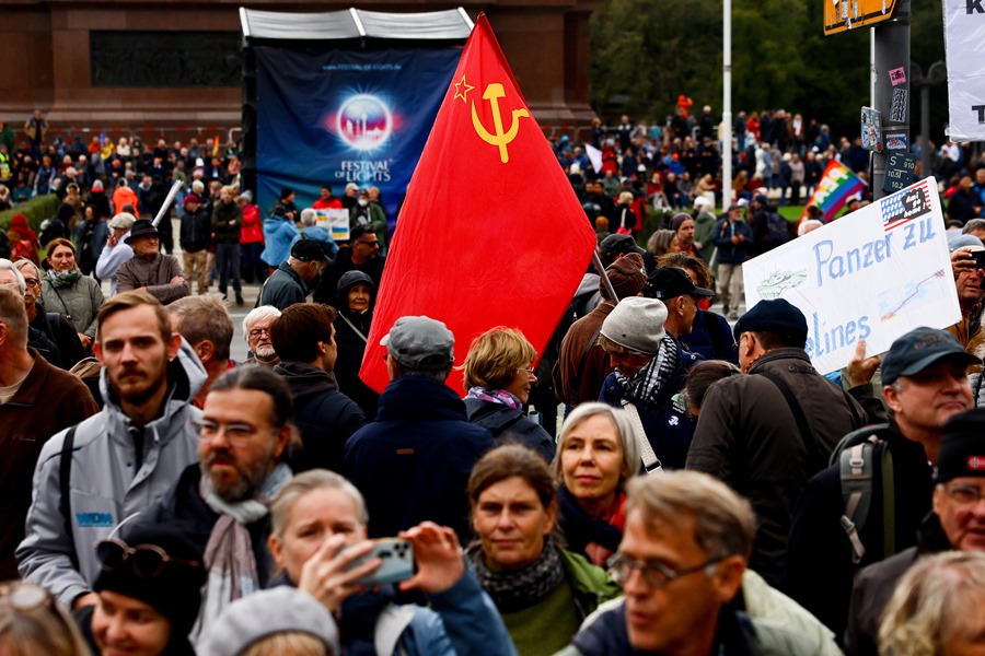 Manifestación "NO a las guerras" para conmemorar el Día de la Unidad Alemana, en Berlín