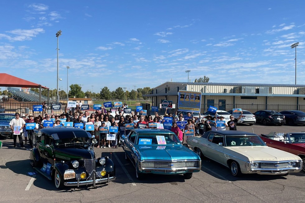 Fotografía cedida por la campaña de Kamala Harris del 28 de septiembre de 2024 donde se muestra un grupo de los llamados 'Kamala Riders', coleccionistas latinos de coches ‘lowriders’, en Phoenix, Arizona (Estados Unidos). EFE/Campaña Kamala Harris en Arizona