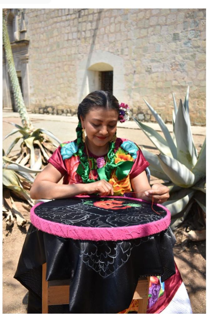 Vestido de Claudia Sheinbaum para su investidura, bordado a mano por artesana de Oaxaca - artesana-claudia-vasquez-680x1024