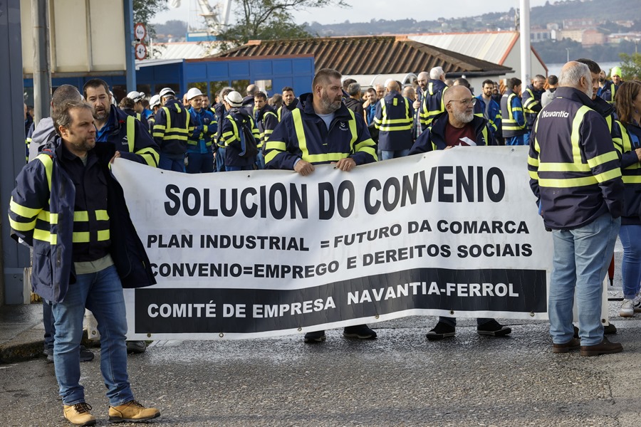 La plantilla de Navantia sale del astillero para manifestarse por las calles de la ciudad de Ferrol.