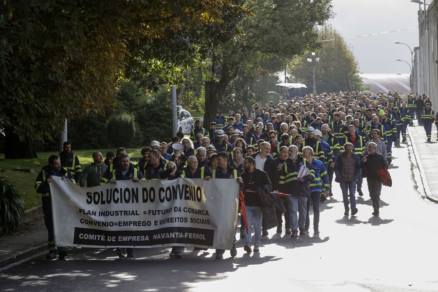 La plantilla de Navantia sale del astillero para manifestarse por las calles de la ciudad de Ferrol.