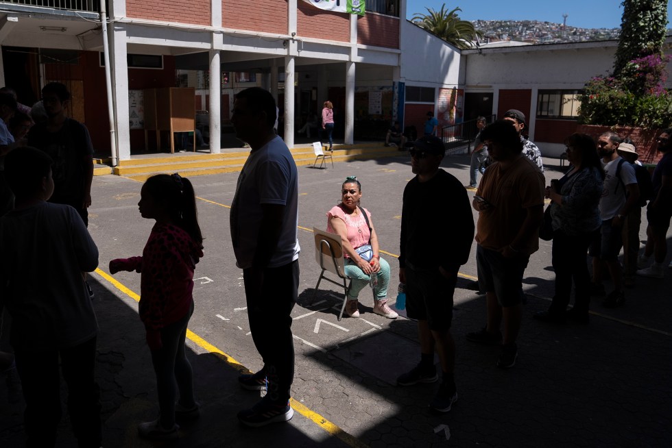 Varias personas llegan a votar, el 26 de octubre de 2024, durante la jornada de las elecciones locales en Valparaíso (Chile). EFE/ Adriana Thomasa