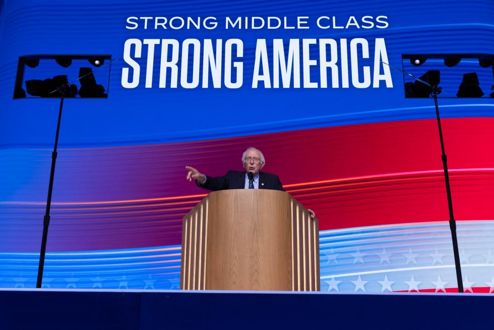 Fotografía de archivo del senador Bernie Sanders mientras habla durante la Convención del Partido Demócrata en la que se eligió como candidata a la Presidencia a Kamala Harris para luchar contra Donald Trump. EFE/Michael Reynolds