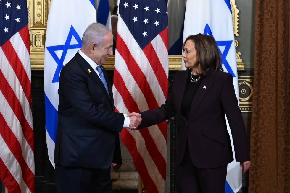 El primer ministro de Israel, Benjamín Netanyahu (i), durante una reunión con la vicepresidenta de Estados Unidos, Kamala Harris (d), en una fotografía de archivo. EFE/Kenny Holston/Pool