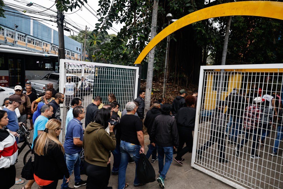 Personas ingresan a la Fundación Universitaria San Pablo para votar en la segunda vuelta de las elecciones municipales este domingo, en la ciudad de São Paulo (Brasil). EFE/ Isaac Fontana