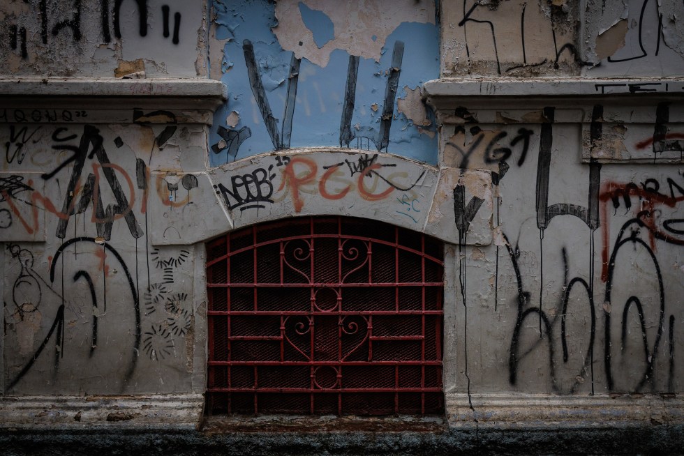 Fotografía de archivo de una pared con pintadas alusivas a la banda criminal Primer Comando de la Capital en Brasil. EFE/ Isaac Fontana