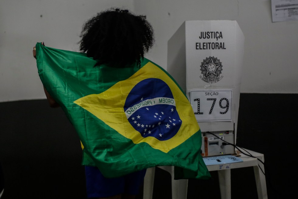 Ciudadanos depositan su voto en unas elecciones de Brasil, en una fotografía de archivo. EFE/Antonio Lacerda