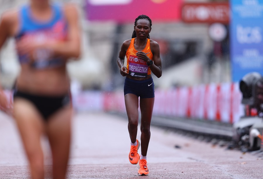 La keniana Chepngetich bate en Chicago el récord del mundo femenino de maratón: 2h.09:57