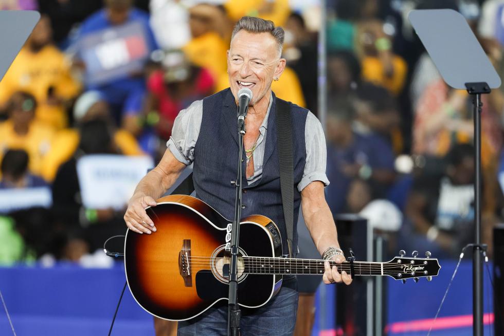 El músico Bruce Springsteen, durante un acto de campaña de Kamala, Harris, el 24 de octubre de 2024. EFE/Erik S. Lesser