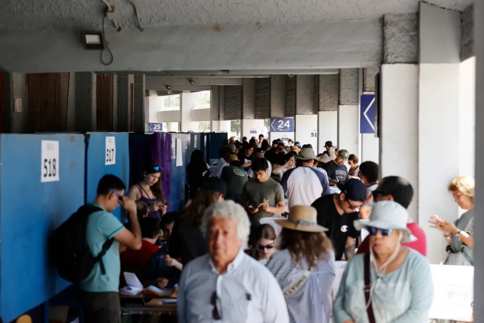 Personas llegan a votar al centro de votación Estadio Nacional durante las elecciones locales, este sábado en Santiago (Chile). EFE/ Elvis González