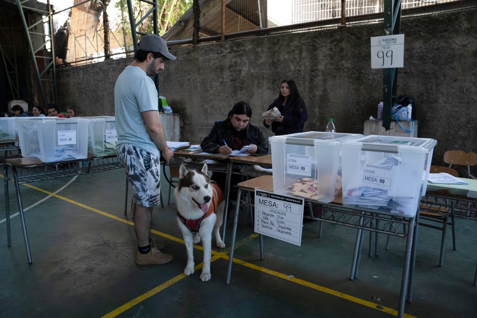 Un hombre acude a votar con su perro, el 26 de octubre de 2024, durante la jornada de las elecciones locales en Valparaíso (Chile). EFE/ Adriana Thomasa