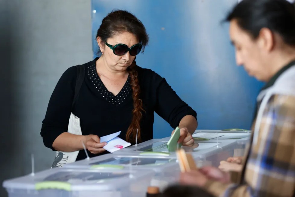 Una mujer vota en el centro de votación Estadio Nacional durante las elecciones locales, este sábado en Santiago (Chile). EFE/ Elvis González