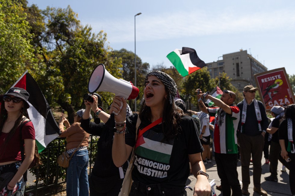 Personas participan en una manifestación en contra de la guerra en Gaza, este sábado en Santiago (Chile). EFE/ Ailen Díaz