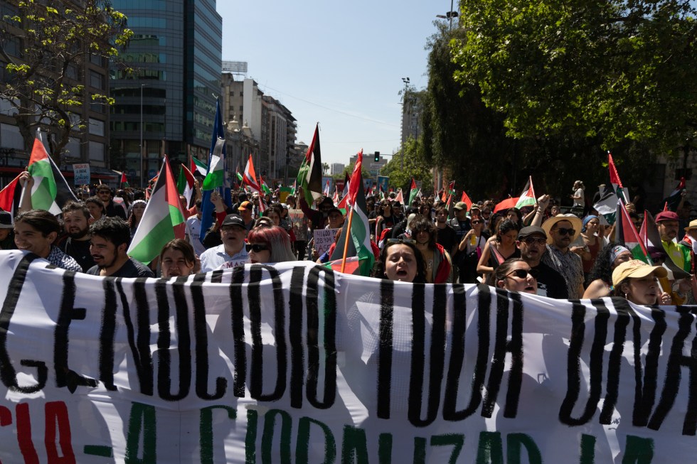 Personas participan en una manifestación en contra de la guerra en Gaza, este sábado en Santiago (Chile). EFE/ Ailen Díaz