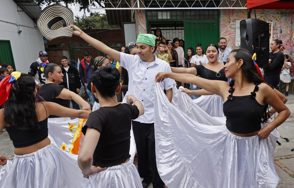 Fotografía del 20 de septiembre de participantes en el programa gubernamental 'Jóvenes en paz' durante una actividad en la Casa Memoria Suba en Bogotá (Colombia). EFE/ Mauricio Dueñas Castañeda