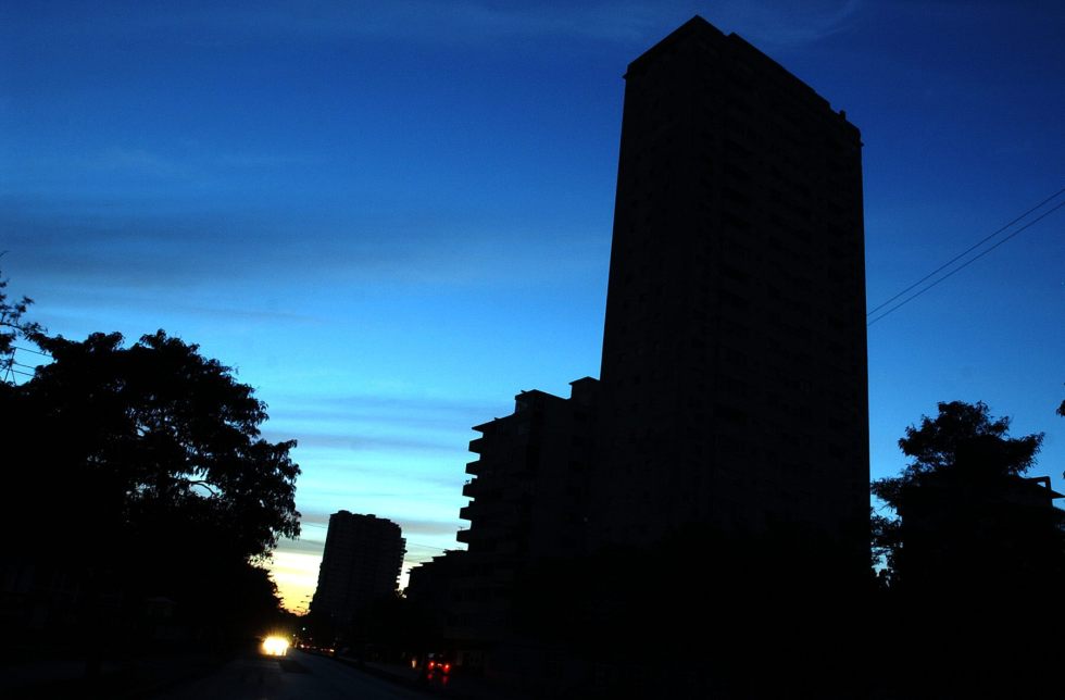 Fotografía de archivo de zonas de La Habana que permanecen sin luz debido a un apagón. EFE/Alejandro Ernesto