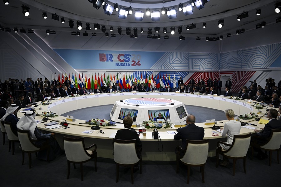 El Presidente de Rusia, Vladimir Putin, pronuncia un discurso durante la reunión de formato ampliado de la cumbre de los BRICS en Kazán