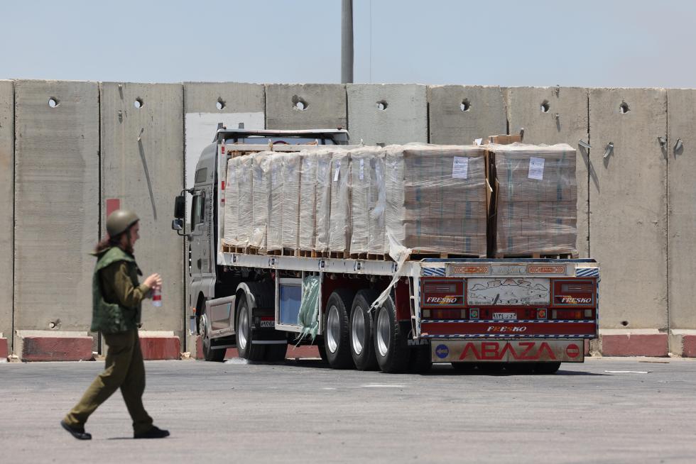 Vista de un camión que intenta pasar a Gaza con ayuda desde Israel, en una fotografía de archivo. EFE/Abir Sultan