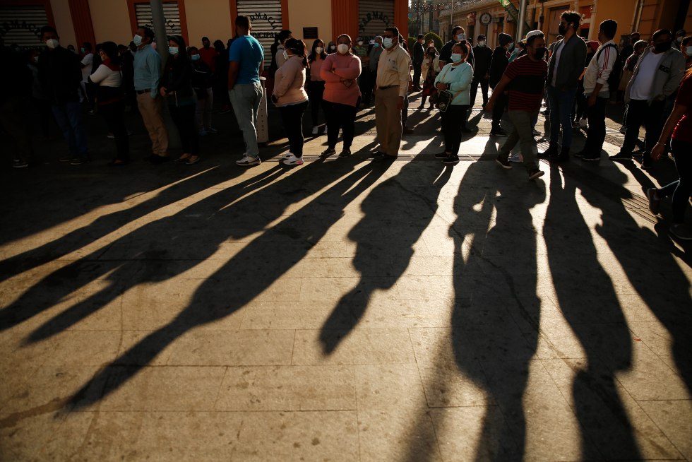 Fotografía del 18 de enero de 2022 de personas haciendo fila para realizarse una prueba de PCR para detectar covid-19 en San Salvador (El Salvador). EFE/ Rodrigo Sura