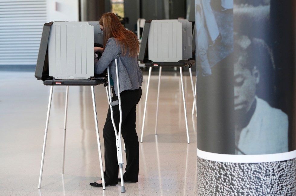 Fotografía de archivo de mujer que vota en unas elecciones presidenciales de EE.UU., que en 2024 enfrentan a Kamala Harris y Donald Trump. EFE/David Maxwell