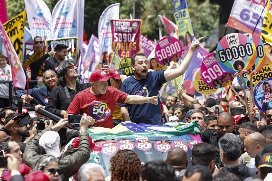 El presidente de Brasil, Luiz Inácio Lula da Silva (i),