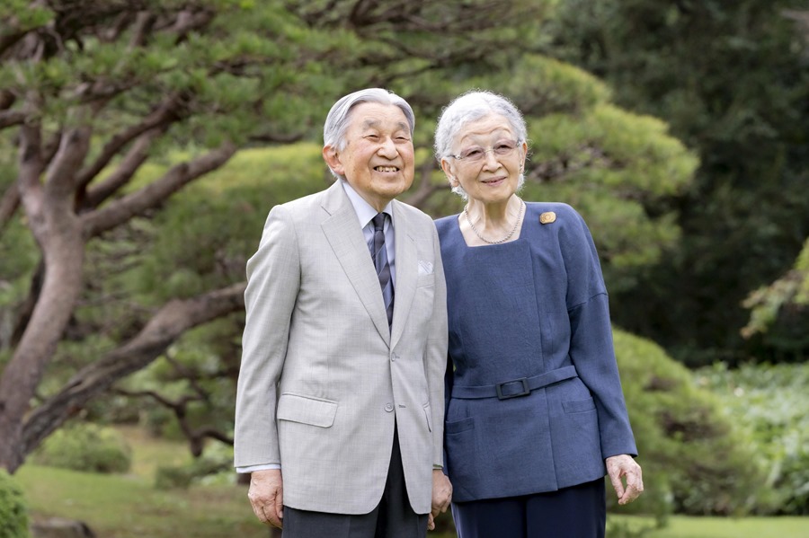 Una fotografía proporcionada por la Agencia de la Casa Imperial a través de Jiji Press muestra al ex emperador Akihito y su esposa, la ex emperatriz Michiko, posando en el Palacio Imperial de Akasaka en Tokio.