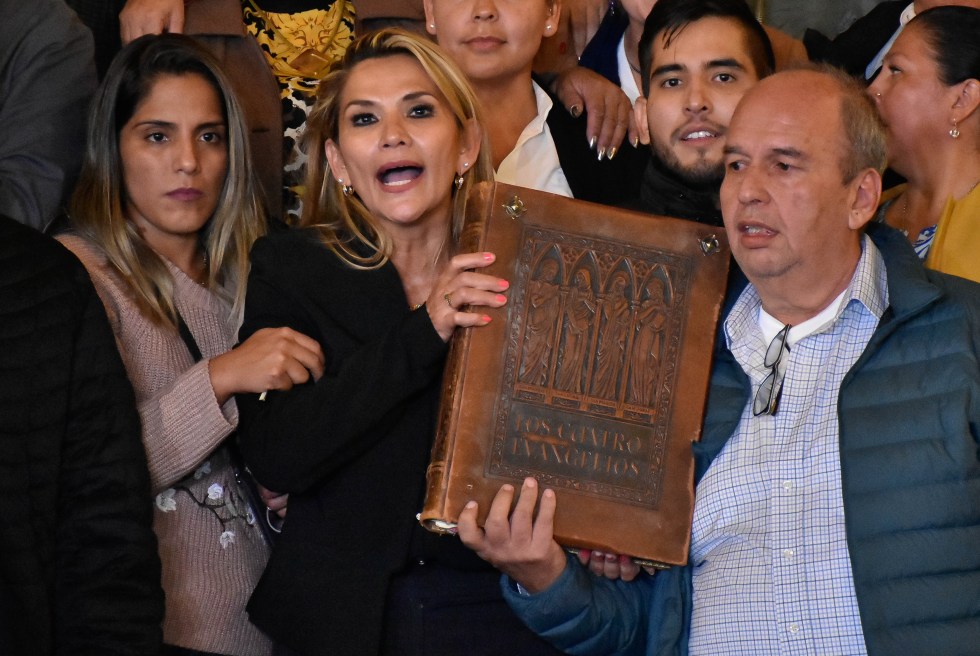 Fotografía de archivo de Jeanine Áñez (c) al asumir como presidenta interina de Bolivia tras la renuncia de Evo Morales en 2019. EFE/ Stringer