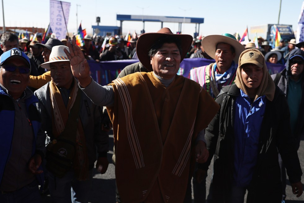 El expresidente Evo Morales (c) saluda a sus seguidores durante una marcha, en una fotografía de archivo. EFE/ Luis Gandarillas