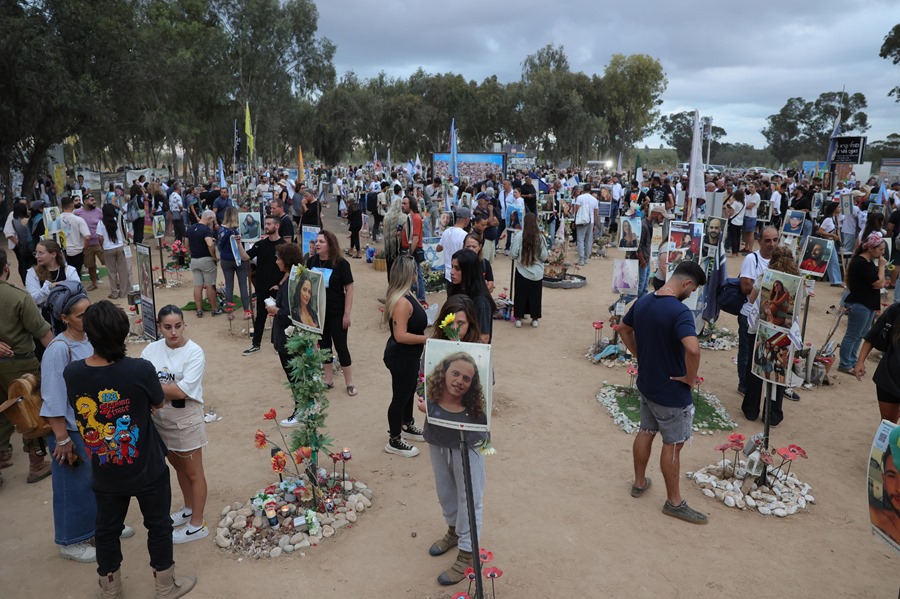 Familiares de las víctimas del ataque de Hamas al festival Nova, en Israel, en la conmemoración del primer aniversario