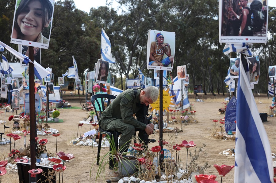 Un soldado israelí en el memorial por las víctimas del ataque de Hamas al festival Nova, del que se cumple un año