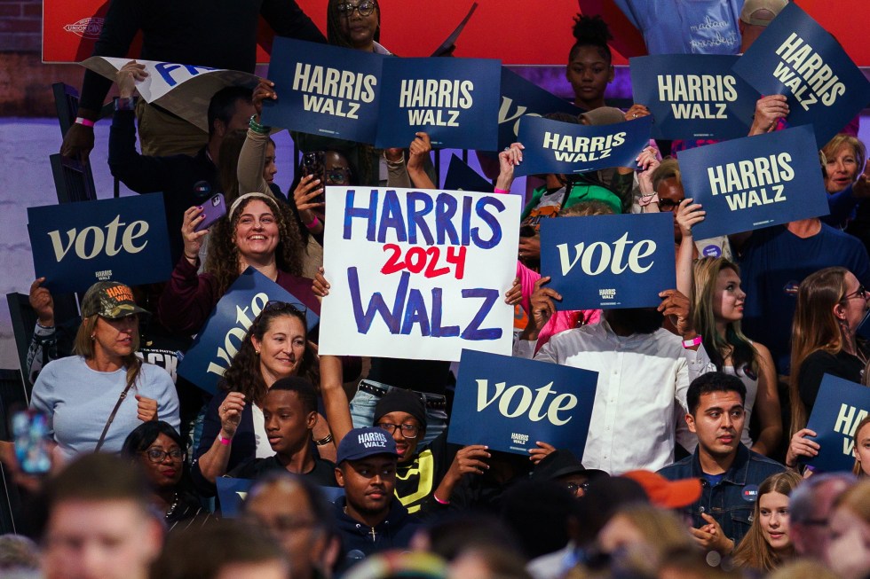 Personas asisten a un acto de campaña de la vicepresienta Kamala Harris, este 27 de octubre de 2024, en Filadelfia. EFE/ Will Oliver