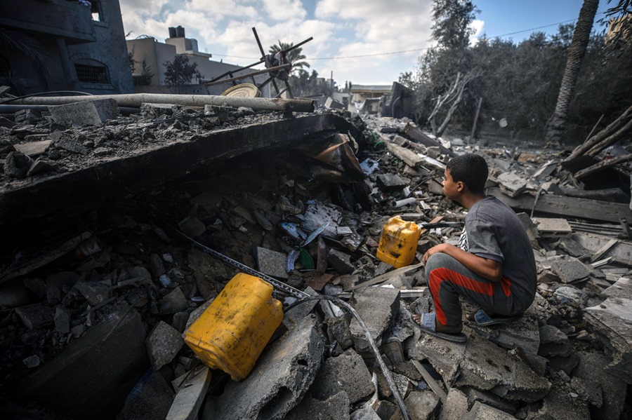 Un menor palestino entre los escombros de un edificio destruido tras un ataque aéreo israelí en Deir Al Balah, en el centro de la Franja de Gaza