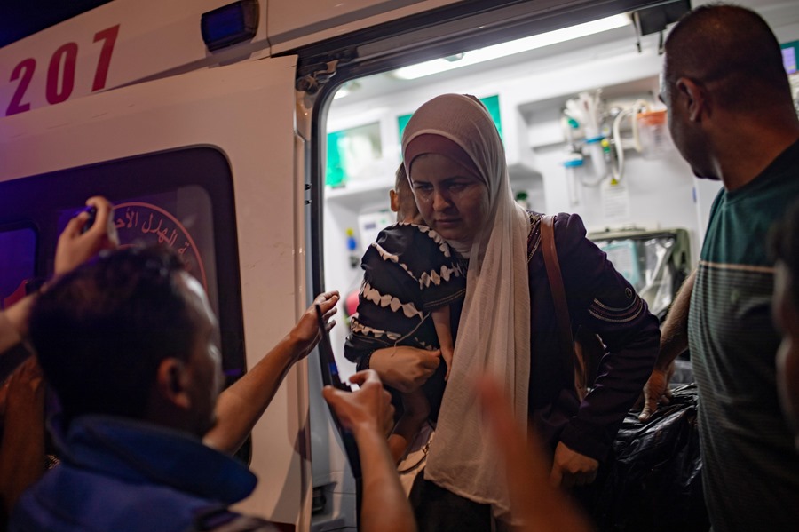 Personal de la OMS traslada a niños con cáncer desde el norte de Gaza al Hospital Nasser, al sur de la Franja