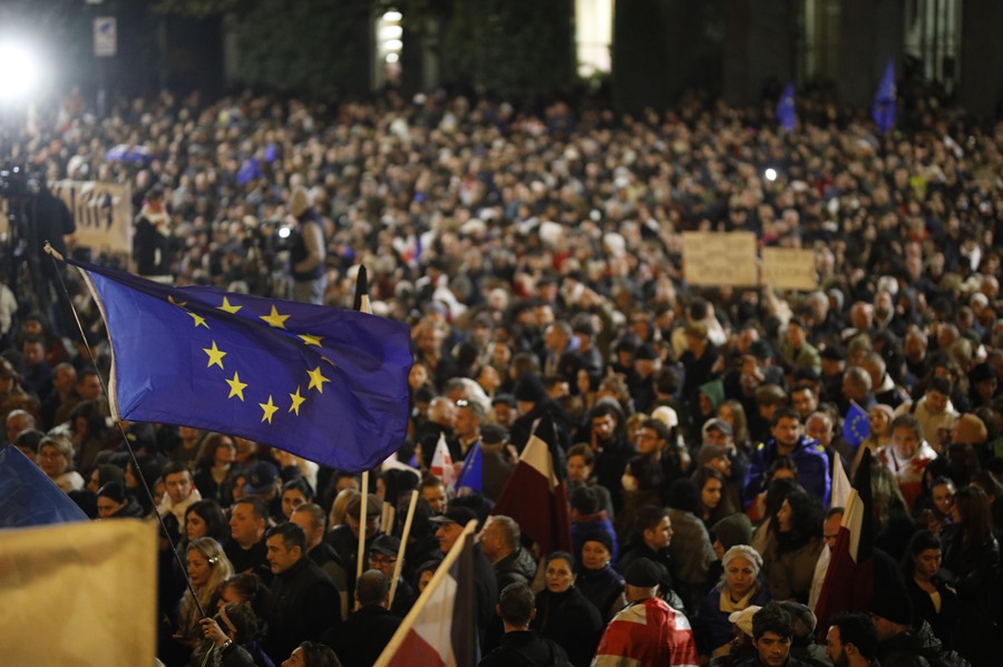 Simpatizantes de los partidos de oposición asisten a una protesta en Tbilisi, Georgia.