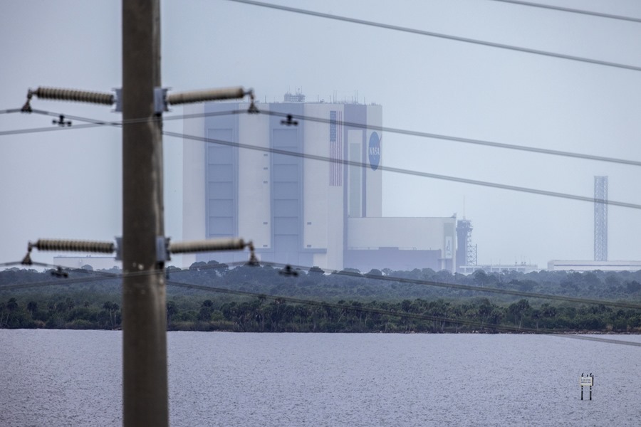 icónico edificio de ensamblaje de vehículos de la NASA desde la calzada de la NASA en Titusville, Florida