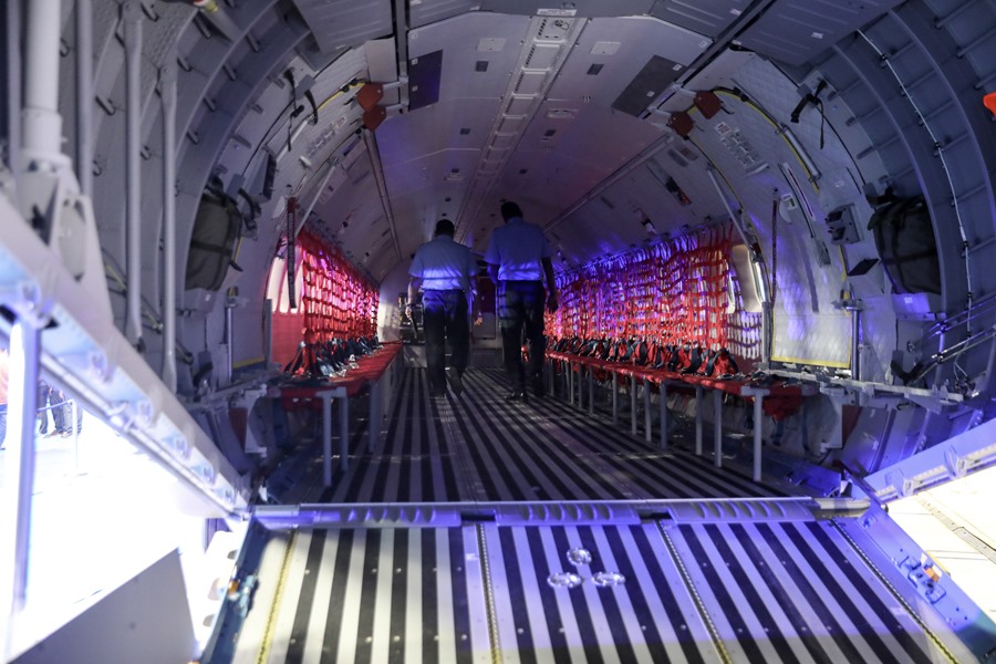 Una vista del interior del avión de transporte C-295